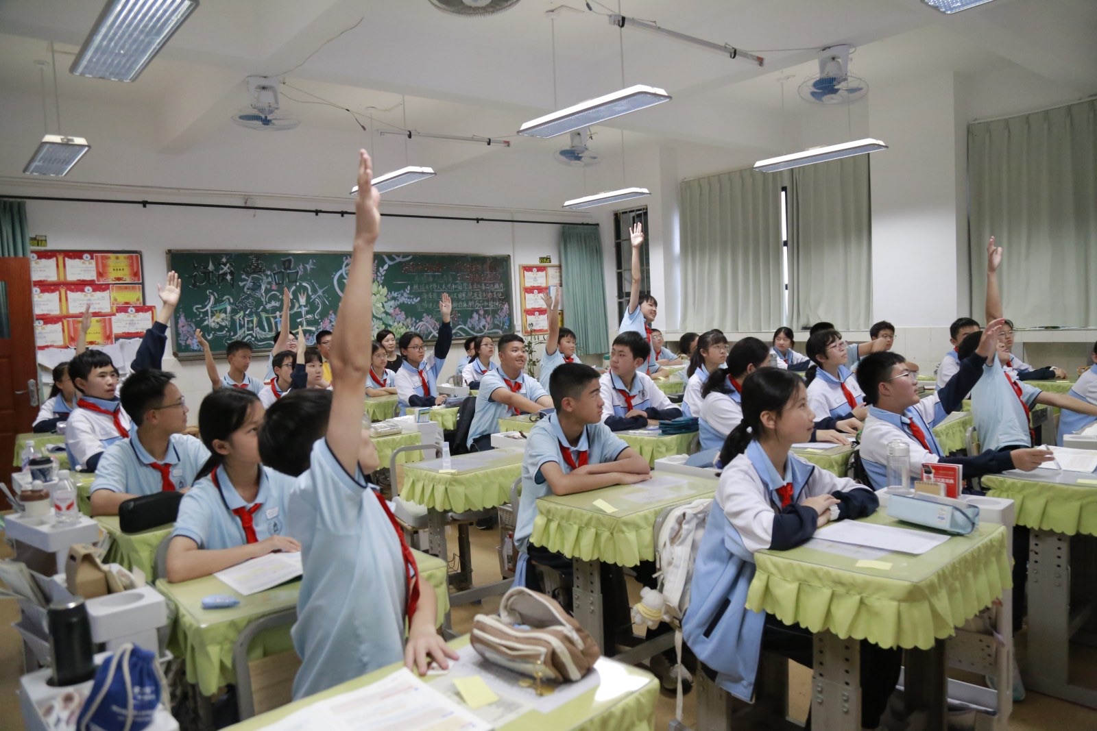 骄阳计划进校课堂:同学们举手参与法治教育互动