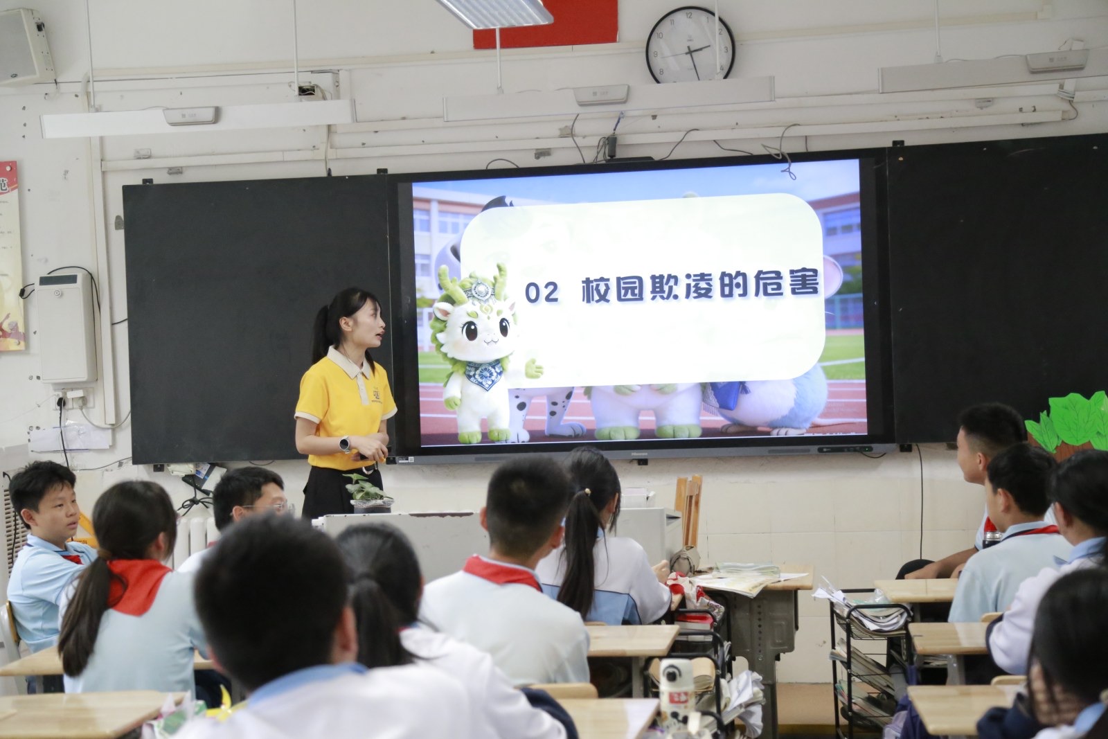 讲师以法辣辣普法 IP 为内容开展进校普法课堂